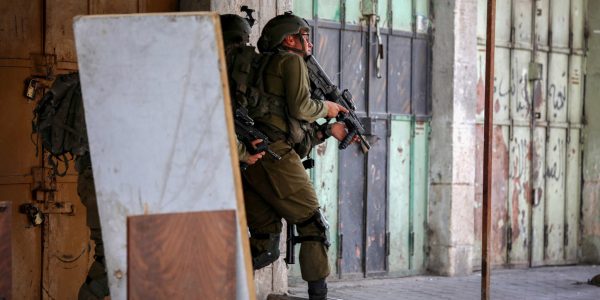 Palestinian youth clash with Israeli soldiers in the West Bank city of Hebron, May 27, 2022. Photo by Wisam Hashlamoun/Flash90 *** Local Caption *** חברון
חיילים
פלסטינים
עימותים
הפגנות
אבנים
חייל
חיילים