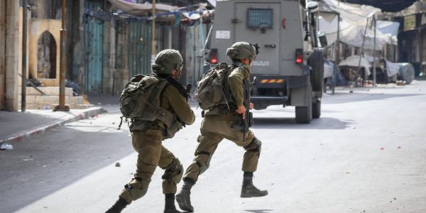 פלסטינים מתעמתים עם חיילים בעיר חברון// צילום: ויסאם מחסוםהשלמון/Flash90