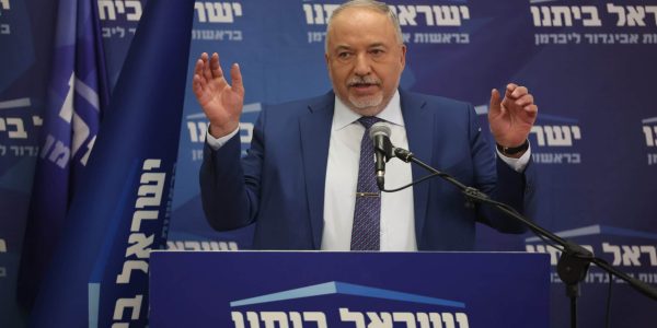 ליברמן בישיבת הסיעה. צילום: יונתן זינדל/פלאש 90