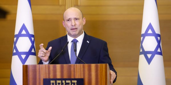 נפתלי בנט בהצהרה// צילום: אוליבייה פיטוסי/FLASH90