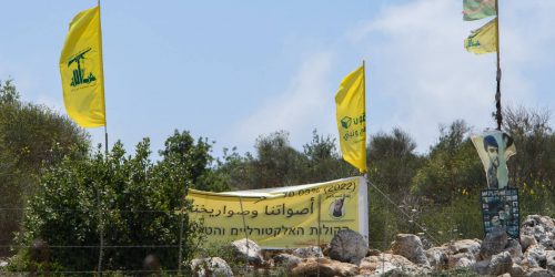 דגלי חיזבאללה בגבול עם ישראל. צילום: אייל מרגולין/פלאש90