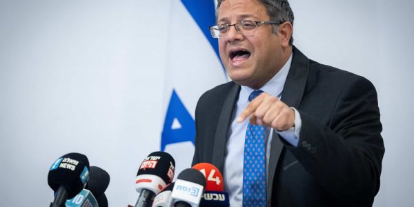 איתמר בן גביר נואם במסיבת עיתונאים. צילום: יונתן סינדל/פלאש 90