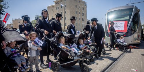 הפגנה בכביש 1 נגד הרכבת. הקלה צילום ארכיון: פלאש 90