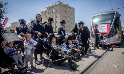 הפגנה בכביש 1 נגד הרכבת. הקלה צילום ארכיון: פלאש 90
