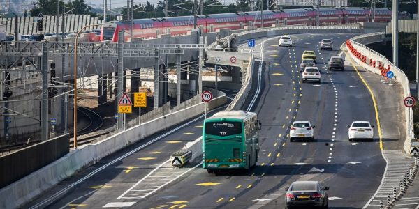 נתיב תחבורה ציבורית בנתיבי איילון בתל אביב // צילום: אבשלום ששוני/פלאש 90