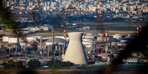 מגדל קירור המים בבית הזיקוק בחיפה// צילום: שיר טורם/פלאש 90