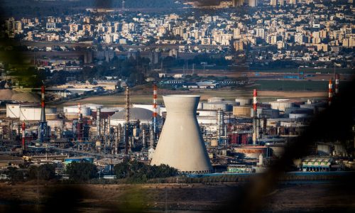 מגדל קירור המים בבית הזיקוק בחיפה// צילום: שיר טורם/פלאש 90