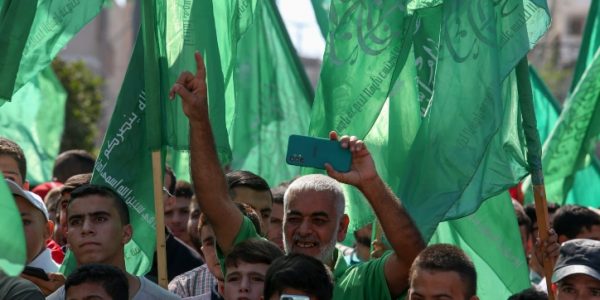 דגלי חמאס מונפים בעצרת תמיכה ברצועת עזה // צילום:  Rahim Khatib/Flash90