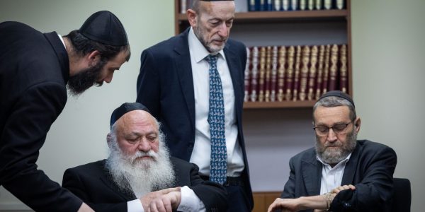 משה גפני ויצחק גולדקנופף בישיבת סיעת יהדות התורה | צילום: Yonatan Sindel/Flash90