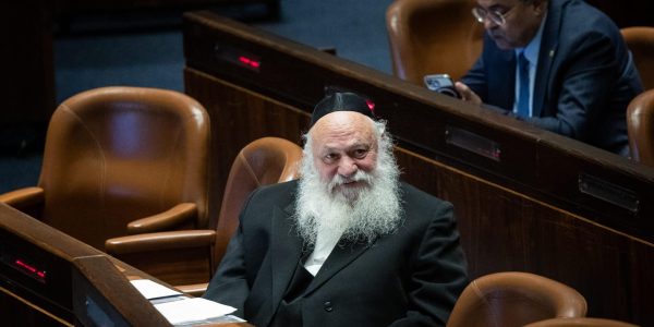 ח"כ יצחק גולדקנופף באולם הישיבות של הפרלמנט (הכנסת) ב-21 בנובמבר 2022. צילום יונתן סינדל/פלאש90