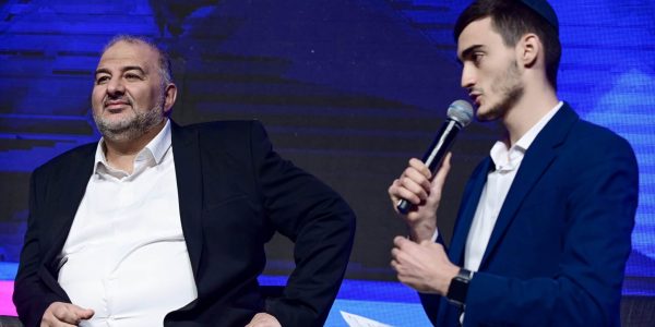 מיכאל שמש לצד מנסור עבאס. צילום: תומר נויברג/פלאש 90