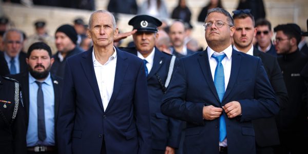 השר בן גביר וקודמו בתפקיד עמר בר לב בטקס החילופים במשרד. צילום: אוליביה פיטוסי/פלאש 90