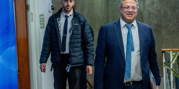 השר בן גביר בפתח ישיבת הממשלה. צילום: יונתן זינדל / פלאש 90