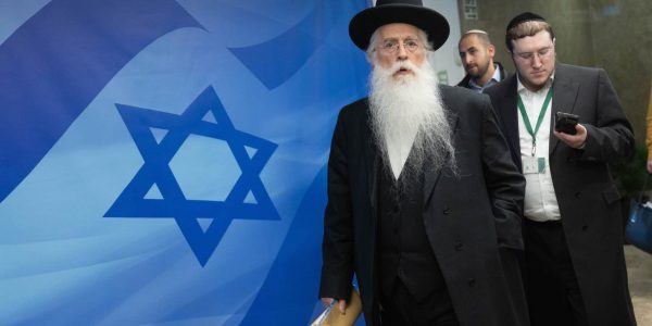 השר מאיר פרוש בכניסה לישיבת הממשלה. צילום: יונתן זינדל/פלאש 90