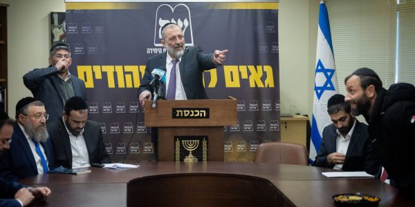 ראש מפלגת ש"ס אריה דרעי, מוביל ישיבת סיעה, בכנסת, הפרלמנט הישראלי בירושלים, ב-6 בפברואר 2023. צילום יונתן סינדל/פלאש90.