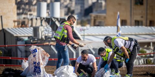 Rescue and Police at the scene of the deadly car-ramming attack near the Ramot junction, in Jerusalem on February 10, 2023. Photo by Yonatan Sindel/Flash90 *** Local Caption *** פיגוע
טרור
צומת רמות
דריסה
הרוגים
משטרה
כוחות
הצלה
רמות
ירושלים
דריסה
טרור