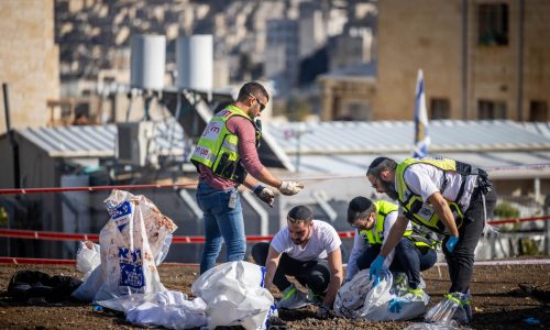 Rescue and Police at the scene of the deadly car-ramming attack near the Ramot junction, in Jerusalem on February 10, 2023. Photo by Yonatan Sindel/Flash90 *** Local Caption *** פיגוע
טרור
צומת רמות
דריסה
הרוגים
משטרה
כוחות
הצלה
רמות
ירושלים
דריסה
טרור
