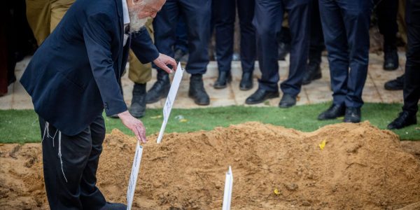 חלקת הקבר של האחים הלל ויגל יניב הי"ד. צילום: יונתן זינדל/פלאש 90