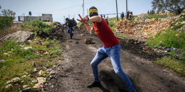 ערבים מיידים אבנים. צילום: נאסר אישתייה/פלאש 90