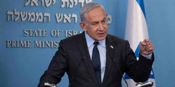 ראש הממשלה בנימין נתניהו במסיבת עיתונאים. צילום: אלכס קולומוסקי/פול