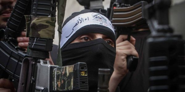 מחבלים פלסטינים רעולי פנים מצוידים בנשקים. צילום: נאסר אישתיה/פלאש 90