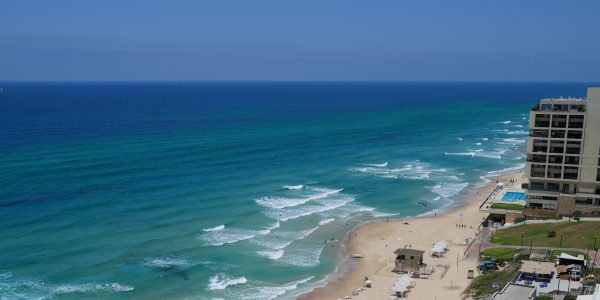 חוף הים בהרצליה. צילום: מיכאל גלעדי/ פלאש 90