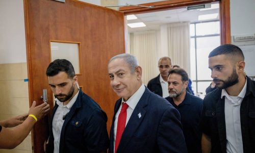 ראש הממשלה נתניהו יוצא מאולם בית המשפט לאחר עדותו של מילצ'ן. צילום: חיים גולדברג/פלאש 90