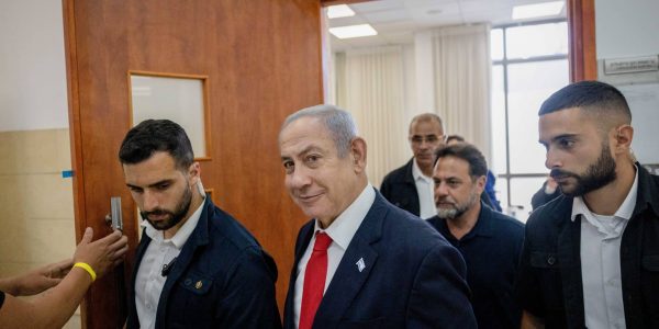 ראש הממשלה נתניהו יוצא מאולם בית המשפט לאחר עדותו של מילצ'ן. צילום: חיים גולדברג/פלאש 90