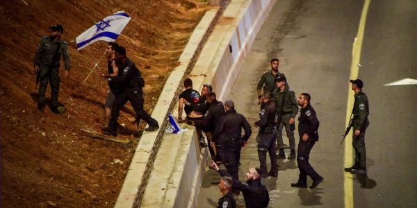 שוטרים פותחים לתנועה את כביש איילון. צילום: אבשלום ששוני/פלאש 90