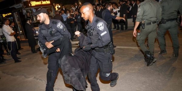 חרדים קיצוניים מפגינים במתחם הרכבת הקלה בירושלים. צילום: חיים גולדברג/פלאש 90