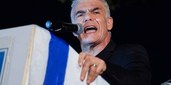 יאיר לפיד בהפגנות נגד הממשלה. צילום: יונתן שאול/פלאש 90
