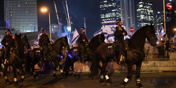 כוח משטרה מנסה לפנות אנרכיסטים בקפלן. צילום אילוסטרציה: גילי יערי/פלאש 90