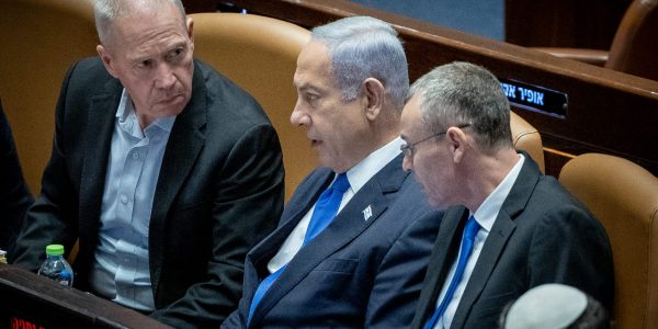 השרים גלנט ולוין מתעמתים, כשבאמצע ראש הממשלה נתניהו. צילום: יונתן זינדל/פלאש 90