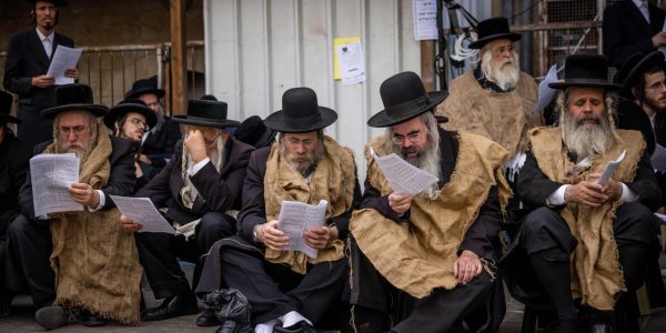 באמירת תיקון חצות. צילום: חיים גולדברג/פלאש 90