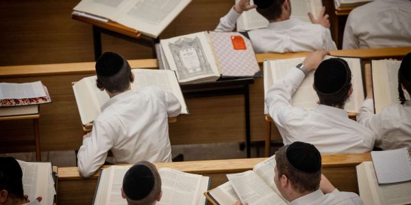 בחורי ישיבה שוקדים על תלמודם. צילום: חיים גולדברג פלאש 90