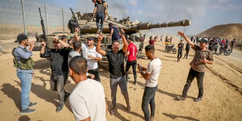 מחבלי חמאס חוגגים ניצחון לאחר הפריצה לישראל. צילום: עבד רחים חטיב/פלאש 90