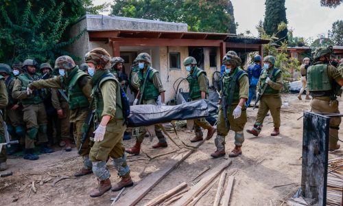 חיילי צה"ל מפנים גופות בכפר עזה. צילום: חיים גולדברג/פלאש 90