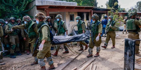 חיילי צה"ל מפנים גופות בכפר עזה. צילום: חיים גולדברג/פלאש 90