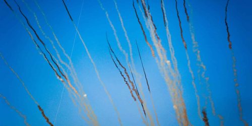 מטח טילים  לעבר ישראל. צילום: מוחמד עטיה/פלאש 90