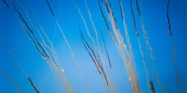 מטח טילים  לעבר ישראל. צילום: מוחמד עטיה/פלאש 90