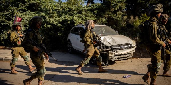 לוחמי צה"ל בקיבוץ נחל עוז לאחר הטבח. צילום: יונתן זינדל/פלאש 90