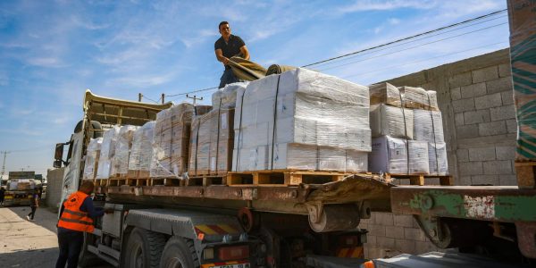משאיות עמוסות בציוד הומניטרי ממתינות במעבר רפיח בדרכן לרצועת עזה. צילום: מוחמד עטיה/פלאש 90