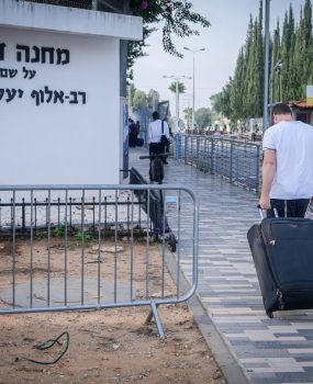 בחור חרדי בכניסה ללשכת הגיוס תל השומר. צילום: אבשלום ששוני/פלאש 90