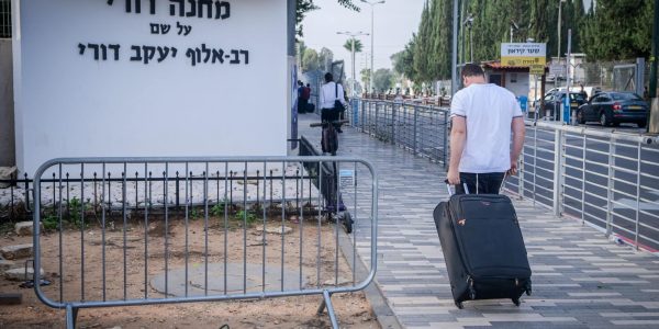 בחור חרדי בכניסה ללשכת הגיוס תל השומר. צילום: אבשלום ששוני/פלאש 90