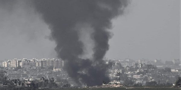 תקיפות צה"ל בעזה, כפי שנראות מישראל. צילום: גילי יערי/פלאש 90