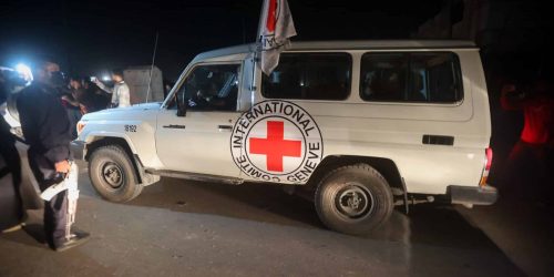 רכב של הצלב האדום, בו הועברו החטופים לישראל. צילום: מוחמד עטייה/פלאש 90