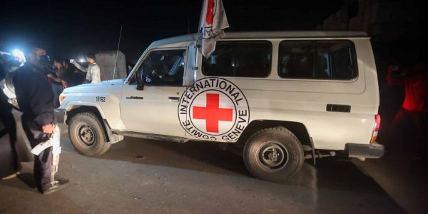 רכב של הצלב האדום, בו הועברו החטופים לישראל. צילום: מוחמד עטייה/פלאש 90