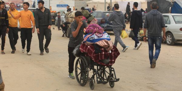 העזתים נמלטים מחאן יונס. צילום: עבד רחים חטיב/פלאש 90