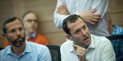 ראש מועצת יש"ע ישראל גנץ וראש מועצת שומרון יוסי דגן בדיון בכנסת. צילום: יונתן זינדל/פלאש 90
