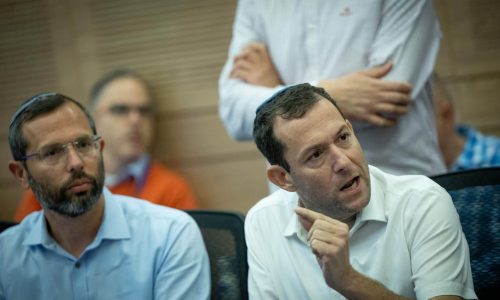 ראש מועצת יש"ע ישראל גנץ וראש מועצת שומרון יוסי דגן בדיון בכנסת. צילום: יונתן זינדל/פלאש 90